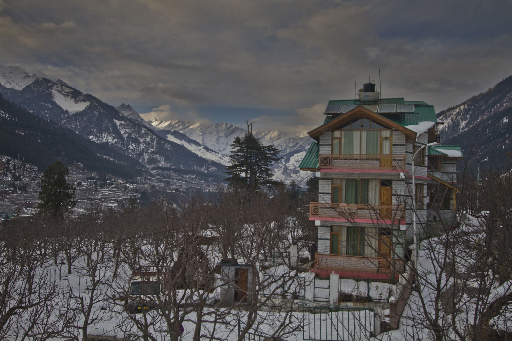 Hotel Mountain Face Manāli Exteriér fotografie