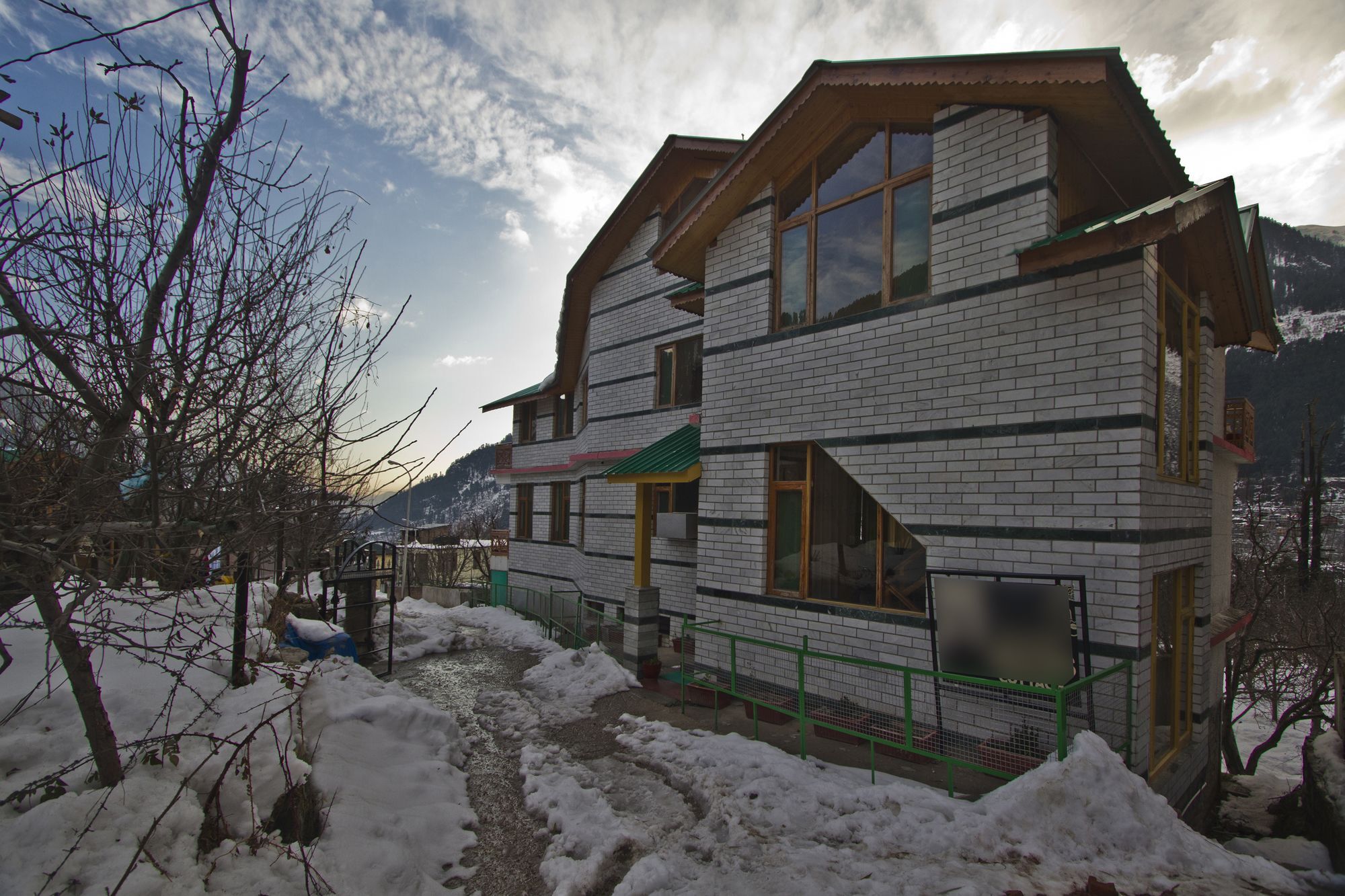 Hotel Mountain Face Manāli Exteriér fotografie