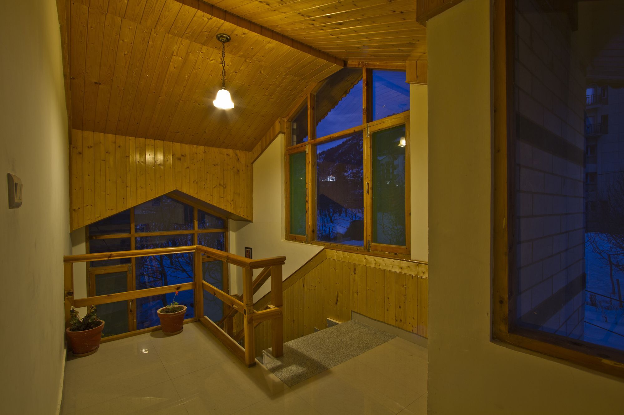 Hotel Mountain Face Manāli Exteriér fotografie