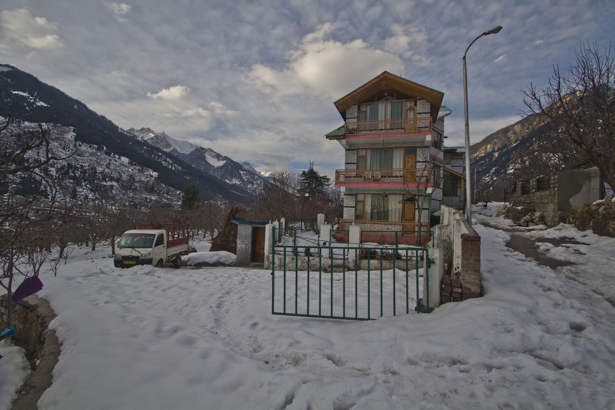 Hotel Mountain Face Manāli Exteriér fotografie
